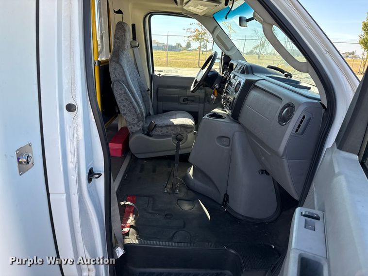 image for item EU5327 2013 Ford E450 Super Duty shuttle bus