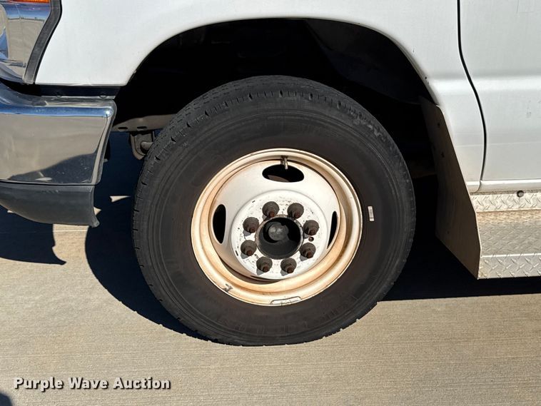 image for item EU5327 2013 Ford E450 Super Duty shuttle bus