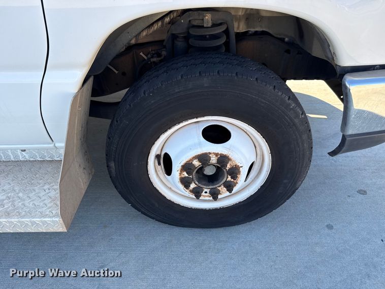 image for item EU5327 2013 Ford E450 Super Duty shuttle bus