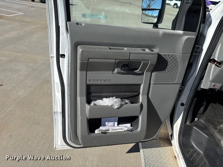 image for item EU5329 2014 Ford E450 Super Duty shuttle bus