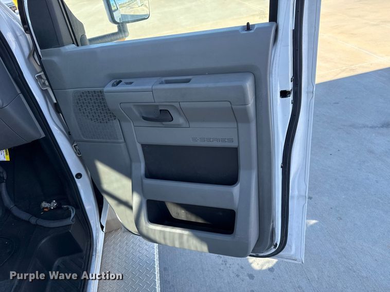 image for item EU5329 2014 Ford E450 Super Duty shuttle bus