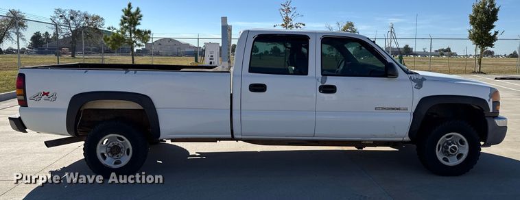 image for item EU5330 2006 GMC Sierra 2500HD Crew Cab pickup truck