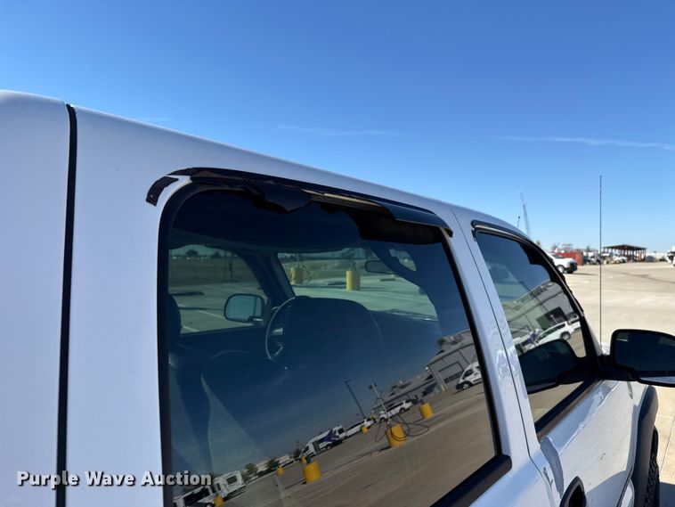 image for item EU5330 2006 GMC Sierra 2500HD Crew Cab pickup truck