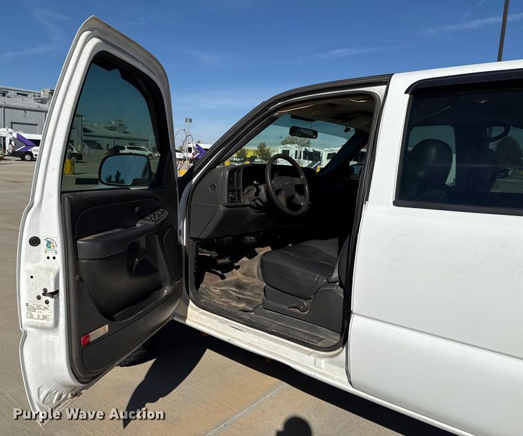 image for item EU5330 2006 GMC Sierra 2500HD Crew Cab pickup truck