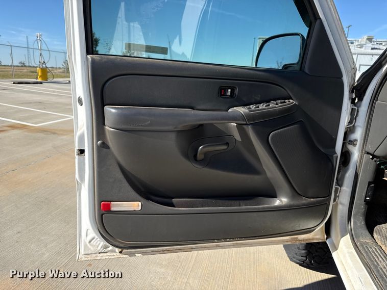 image for item EU5330 2006 GMC Sierra 2500HD Crew Cab pickup truck