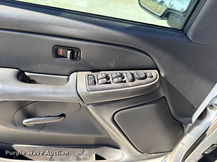 image for item EU5330 2006 GMC Sierra 2500HD Crew Cab pickup truck