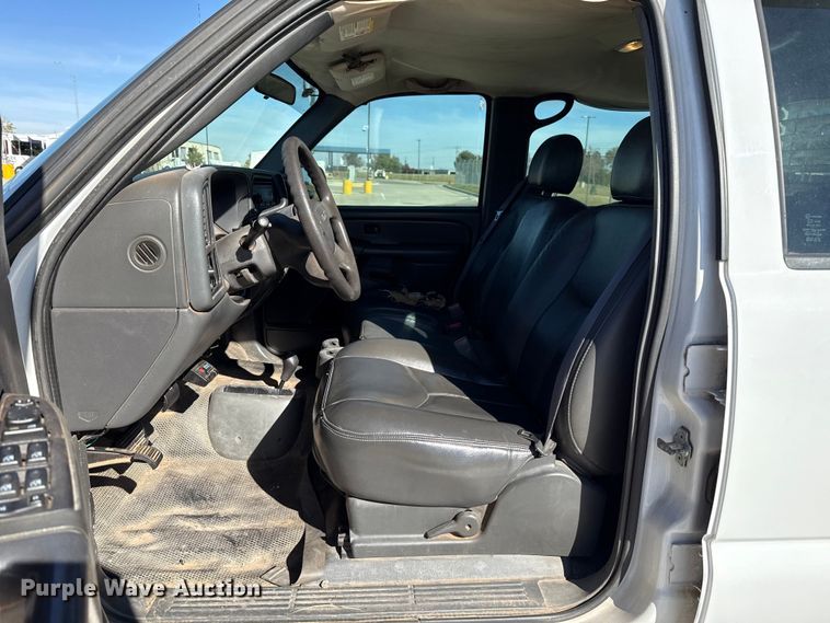 image for item EU5330 2006 GMC Sierra 2500HD Crew Cab pickup truck