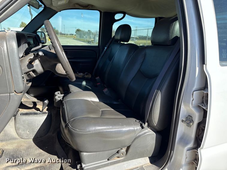 image for item EU5330 2006 GMC Sierra 2500HD Crew Cab pickup truck