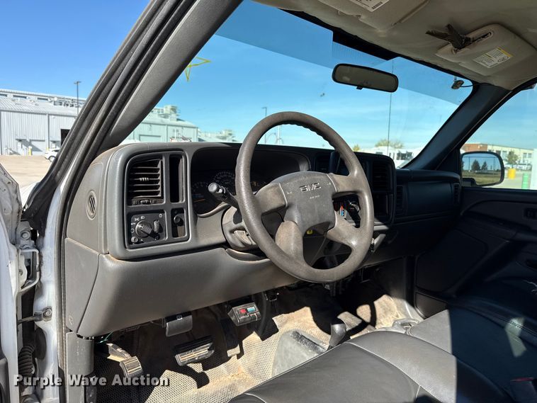 image for item EU5330 2006 GMC Sierra 2500HD Crew Cab pickup truck