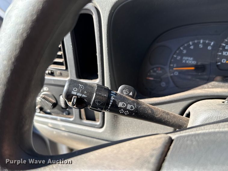 image for item EU5330 2006 GMC Sierra 2500HD Crew Cab pickup truck