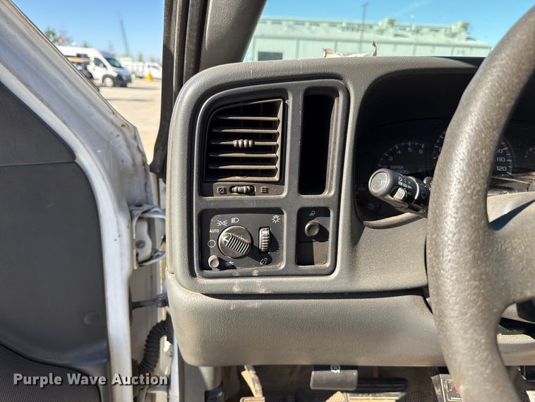 image for item EU5330 2006 GMC Sierra 2500HD Crew Cab pickup truck