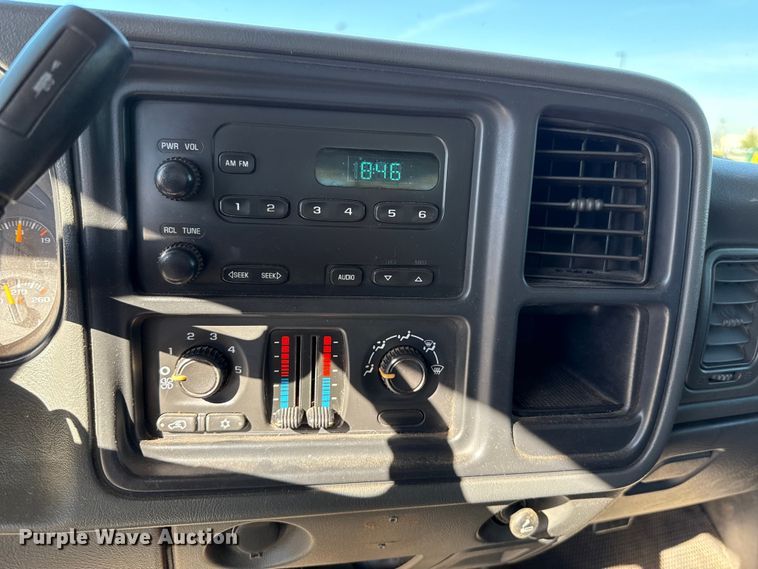 image for item EU5330 2006 GMC Sierra 2500HD Crew Cab pickup truck