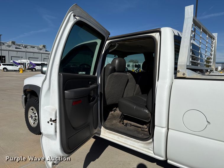 image for item EU5330 2006 GMC Sierra 2500HD Crew Cab pickup truck