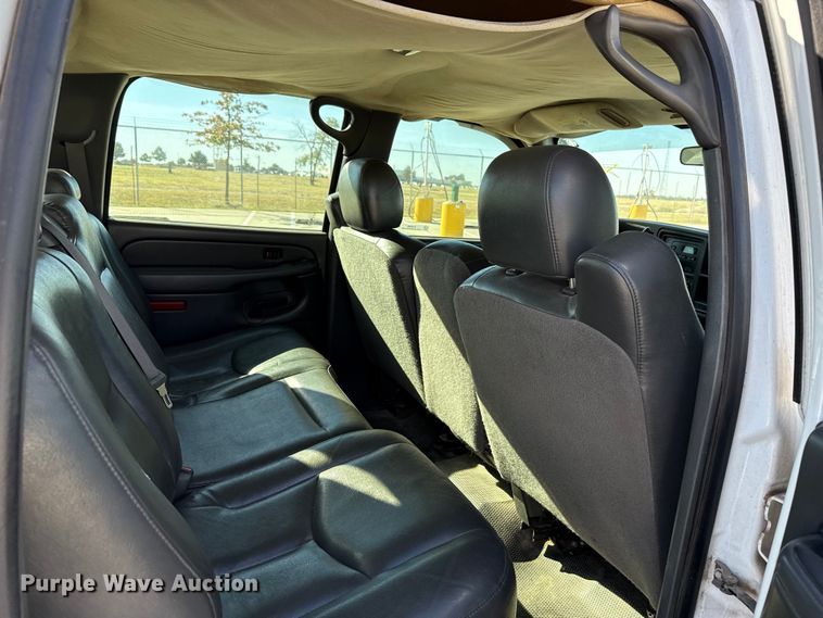 image for item EU5330 2006 GMC Sierra 2500HD Crew Cab pickup truck