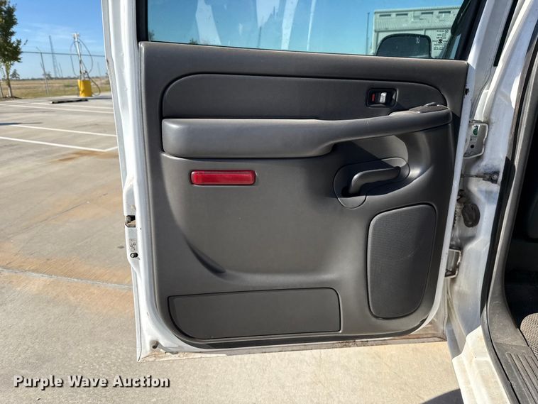 image for item EU5330 2006 GMC Sierra 2500HD Crew Cab pickup truck