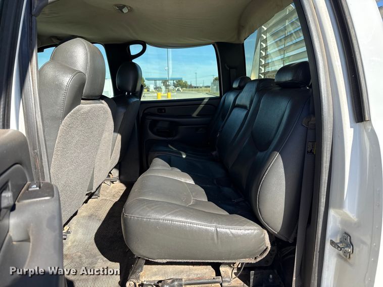 image for item EU5330 2006 GMC Sierra 2500HD Crew Cab pickup truck