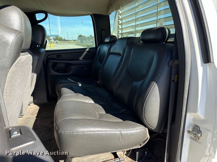 image for item EU5330 2006 GMC Sierra 2500HD Crew Cab pickup truck