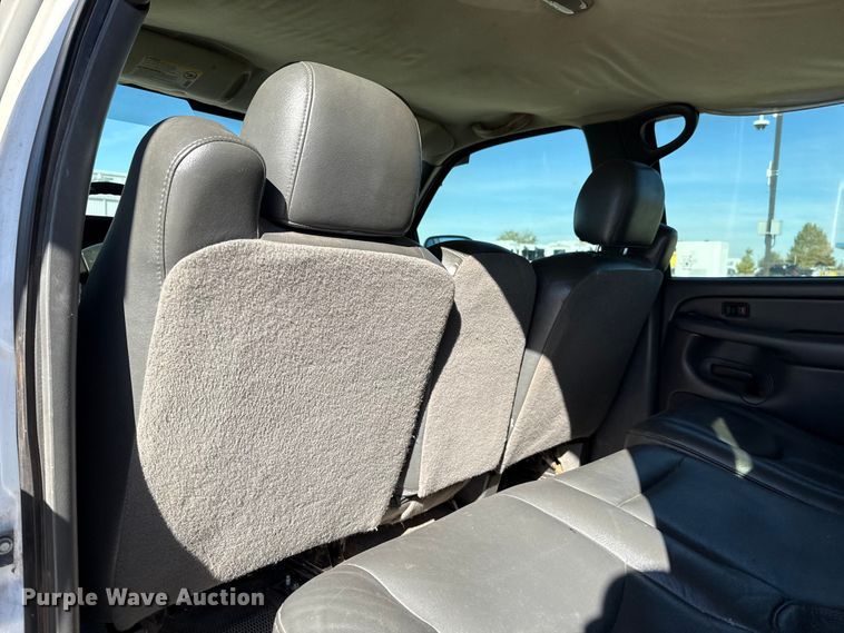 image for item EU5330 2006 GMC Sierra 2500HD Crew Cab pickup truck