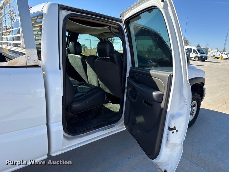 image for item EU5330 2006 GMC Sierra 2500HD Crew Cab pickup truck