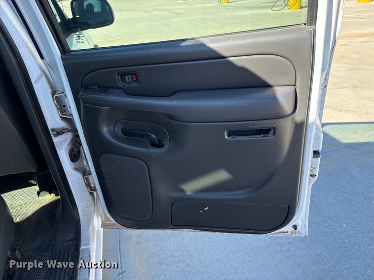 image for item EU5330 2006 GMC Sierra 2500HD Crew Cab pickup truck