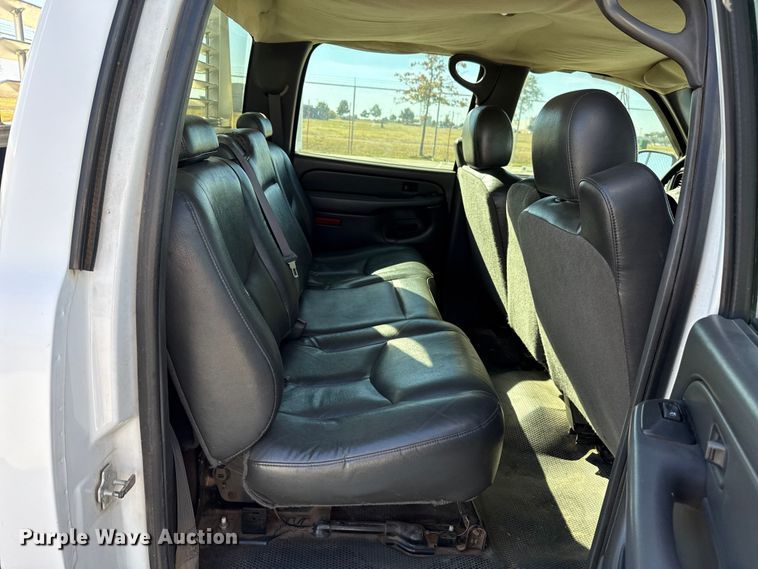 image for item EU5330 2006 GMC Sierra 2500HD Crew Cab pickup truck