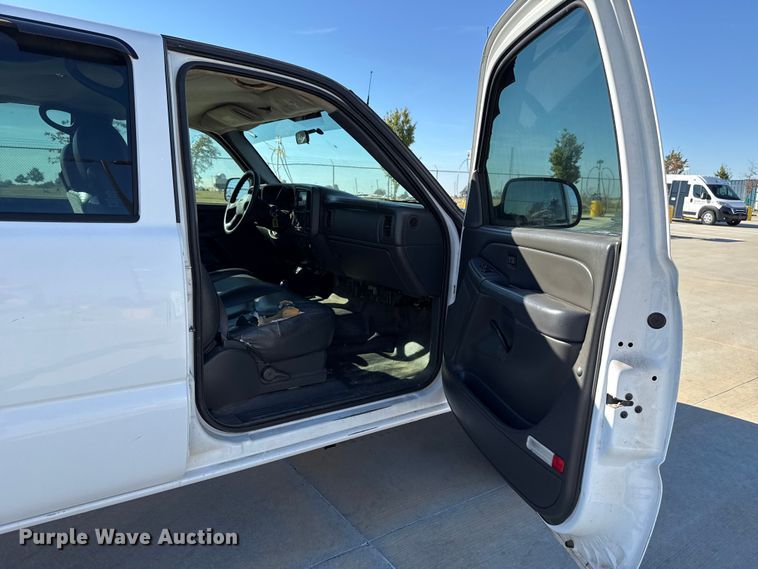 image for item EU5330 2006 GMC Sierra 2500HD Crew Cab pickup truck