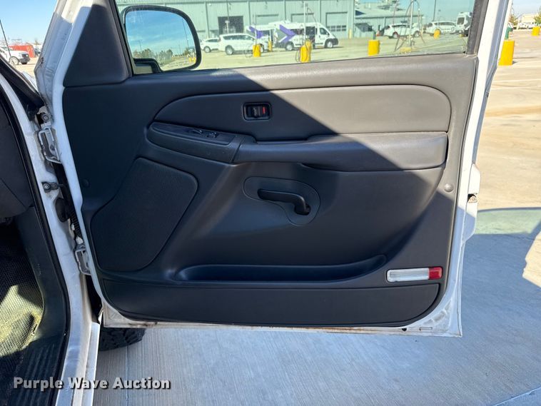 image for item EU5330 2006 GMC Sierra 2500HD Crew Cab pickup truck