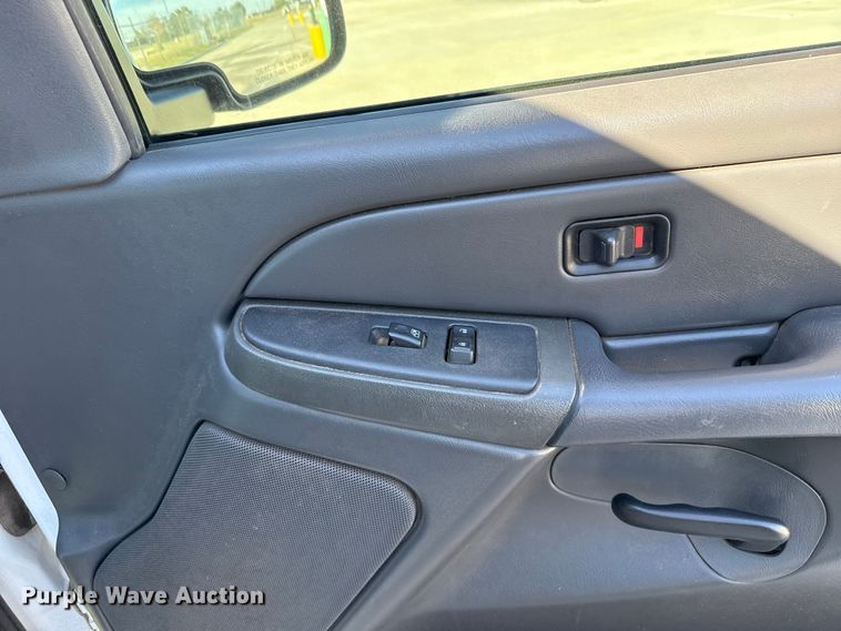 image for item EU5330 2006 GMC Sierra 2500HD Crew Cab pickup truck