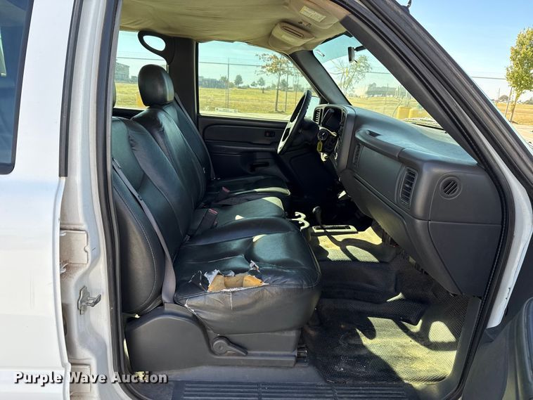 image for item EU5330 2006 GMC Sierra 2500HD Crew Cab pickup truck