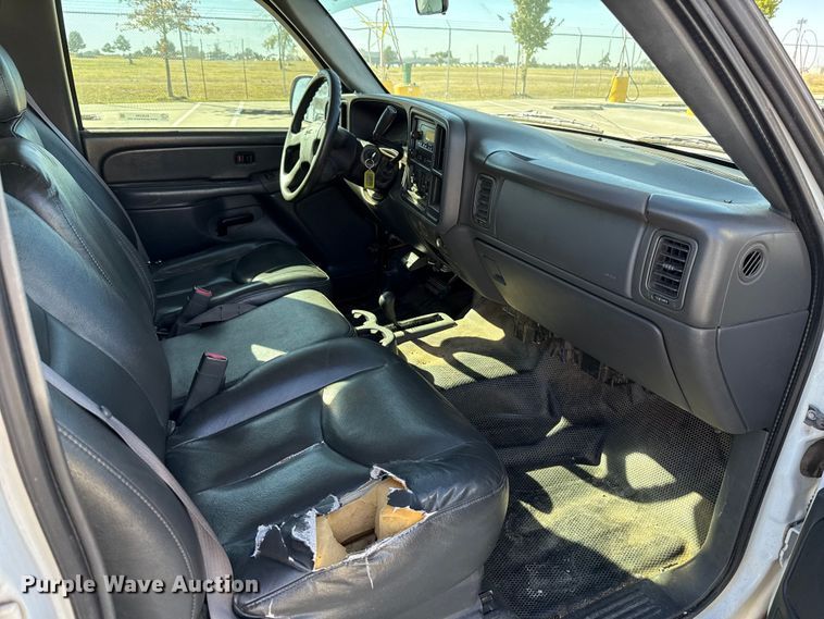 image for item EU5330 2006 GMC Sierra 2500HD Crew Cab pickup truck