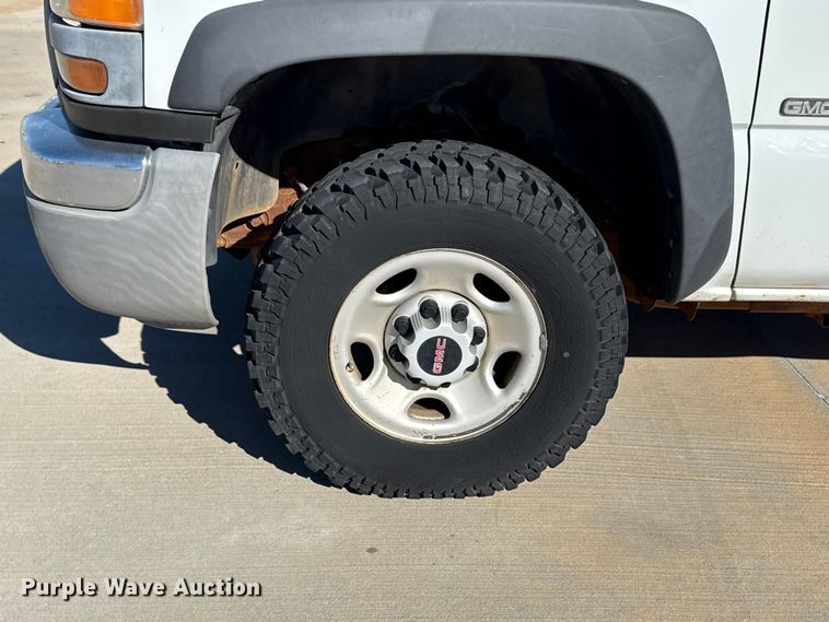 image for item EU5330 2006 GMC Sierra 2500HD Crew Cab pickup truck