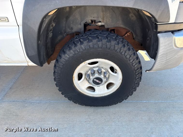 image for item EU5330 2006 GMC Sierra 2500HD Crew Cab pickup truck