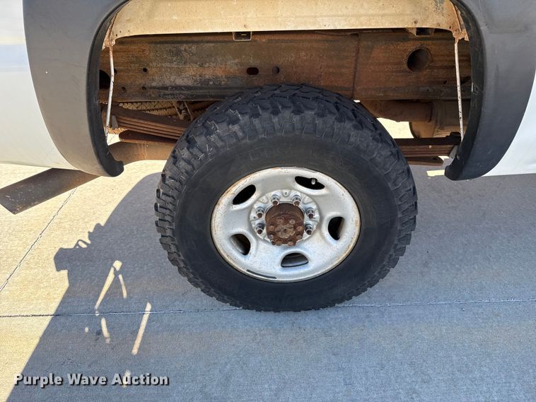 image for item EU5330 2006 GMC Sierra 2500HD Crew Cab pickup truck