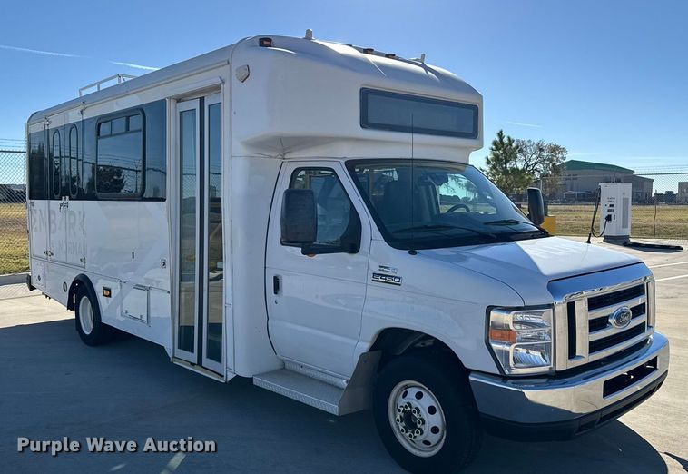 image for item EU5331 2014 Ford E450 Super Duty shuttle bus