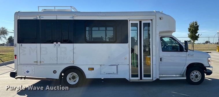 image for item EU5331 2014 Ford E450 Super Duty shuttle bus