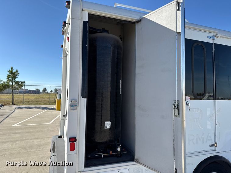 image for item EU5331 2014 Ford E450 Super Duty shuttle bus