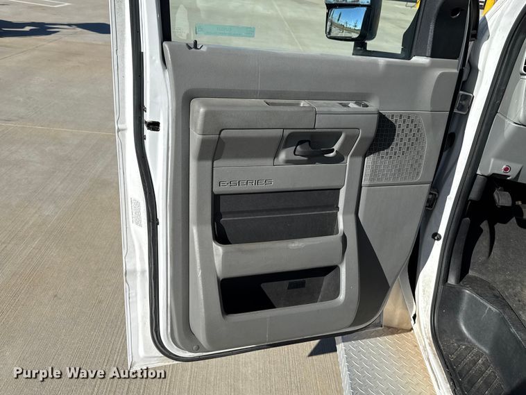 image for item EU5331 2014 Ford E450 Super Duty shuttle bus