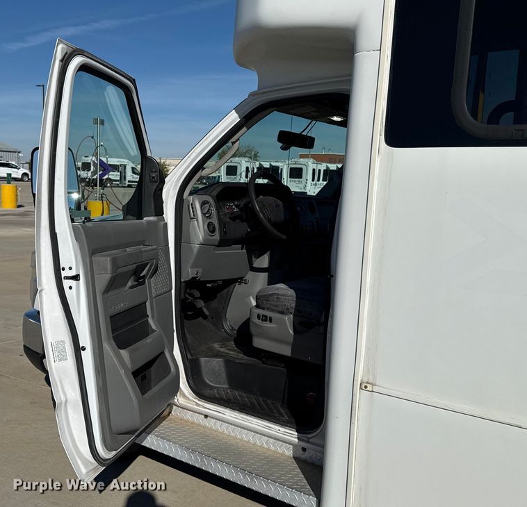 image for item EU5331 2014 Ford E450 Super Duty shuttle bus