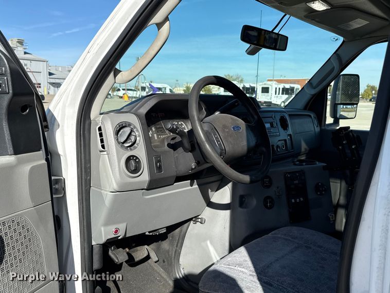 image for item EU5331 2014 Ford E450 Super Duty shuttle bus