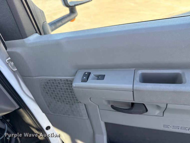 image for item EU5331 2014 Ford E450 Super Duty shuttle bus