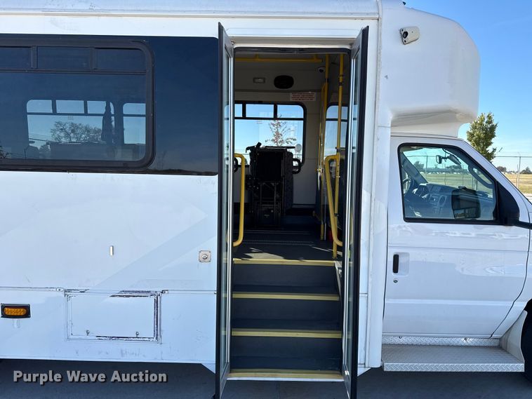 image for item EU5331 2014 Ford E450 Super Duty shuttle bus