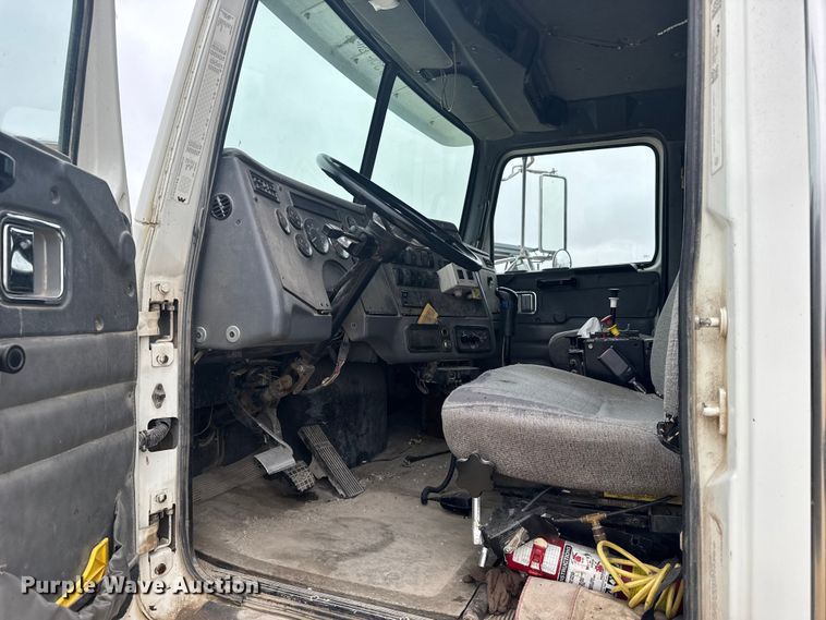 image for item EU6242 2004 Western Star dump truck