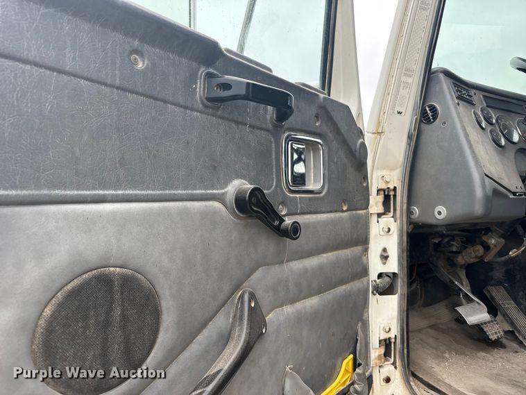 image for item EU6242 2004 Western Star dump truck