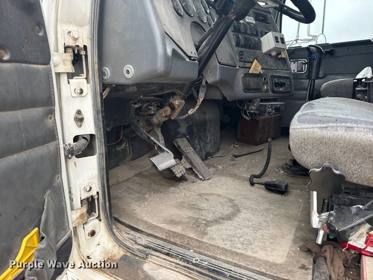 image for item EU6242 2004 Western Star dump truck