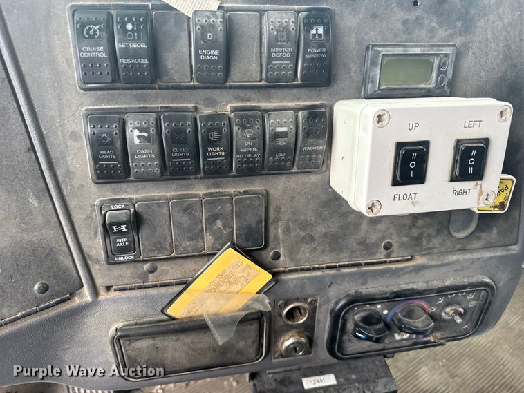 image for item EU6242 2004 Western Star dump truck