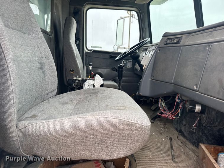 image for item EU6242 2004 Western Star dump truck