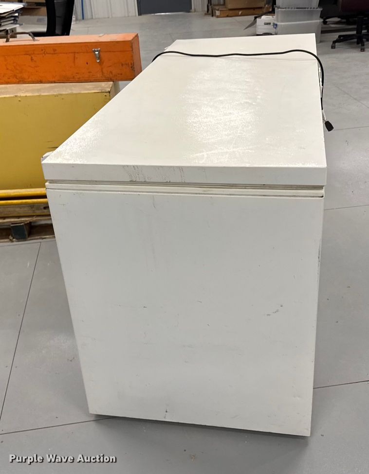 image for item EU6259 Chest freezer