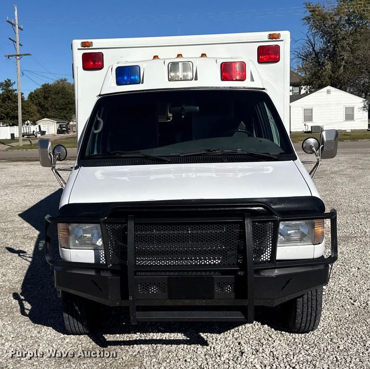 image for item EU6283 2001 Ford E450 Super Duty ambulance