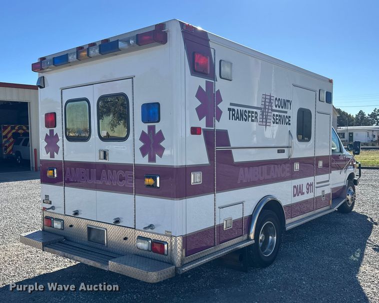 image for item EU6283 2001 Ford E450 Super Duty ambulance