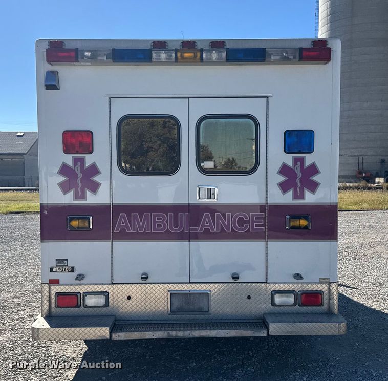 image for item EU6283 2001 Ford E450 Super Duty ambulance